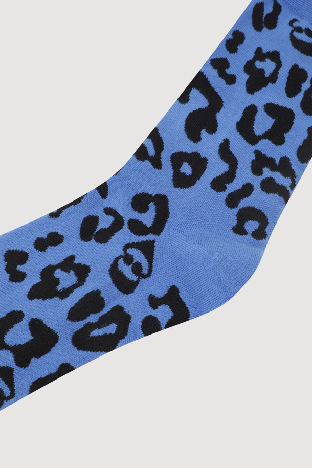레오파드 삭스(블루)는 캐주얼한 스타일의 남녀 공용 양말입니다. 면 소재로 제작되어 부드러운 촉감을 제공하며, 사계절 내내 착용하기 좋습니다. 레오파드 패턴과 블루 컬러의 조화가 돋보이며, 엠블럼 디테일과 포인트 디자인으로 포인트를 더했습니다. 동네 마실룩, 산책룩 등 편안한 스타일에 매치하여 미니멀하고 클래식한 무드를 연출해보세요. 유연한 착용감으로 활동성을 높였습니다.
