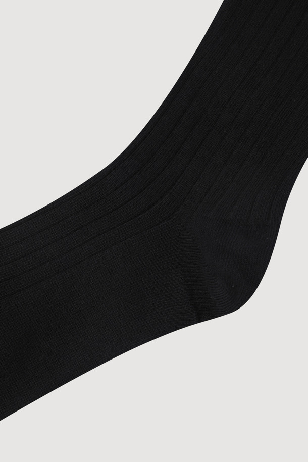 리본 포인트 골지 양말(블랙)은 부드러운 면 소재로 제작되어 편안한 착용감을 선사합니다. 일상복은 물론, 집콕룩으로도 활용하기 좋은 아이템입니다. 걸리시, 캐주얼, 미니멀 스타일을 즐겨 입는 여성분들께 추천합니다. 발목 부분의 리본 디테일이 사랑스러운 포인트를 더합니다. 블랙 컬러의 골지 양말로 어떤 스타일에도 매치하여 세련된 룩을 연출해보세요.
