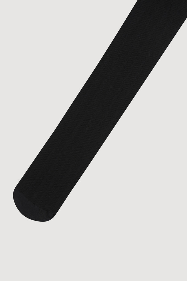 립 파이버러스 티슈 스타킹(블랙)은 여성용 스타킹으로, 봄, 가을, 겨울에 착용하기 좋습니다. 블랙 컬러에 골조직 패턴으로 클래식하면서도 캐주얼한 스타일을 연출합니다. 나일론과 스판덱스 혼방 소재로 제작되어 신축성이 뛰어나고 부드러운 촉감을 제공합니다. 출근룩, 겨울 데일리룩, 오피스룩 등 다양한 TPO에 활용할 수 있으며, 미니멀한 스타일을 선호하는 분들께 추천합니다. 편안한 착용감과 웨어러블한 디자인이 특징입니다.
