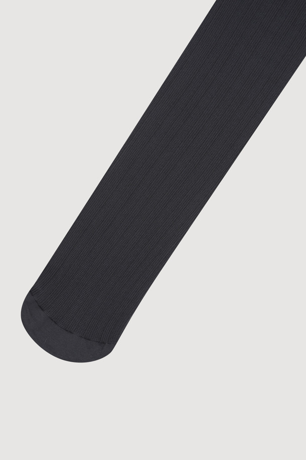 립 파이버러스 티슈 스타킹(다크 그레이)은 부드러운 촉감의 나일론 소재로 제작되어 유연한 착용감을 선사합니다. 다크 그레이 컬러와 골지 패턴이 클래식하면서도 세련된 스타일을 연출하며, 얇은 두께로 봄, 가을, 겨울에 활용하기 좋습니다. 출근룩, 겨울 데일리룩, 오피스룩 등 다양한 TPO에 맞춰 클래식, 미니멀, 시크한 스타일을 완성할 수 있습니다. 골조직 디자인과 웨어러블한 디자인은 어떤 룩에도 자연스럽게 어울립니다. 신축성이 뛰어나 편안한 활동성을 보장합니다.
