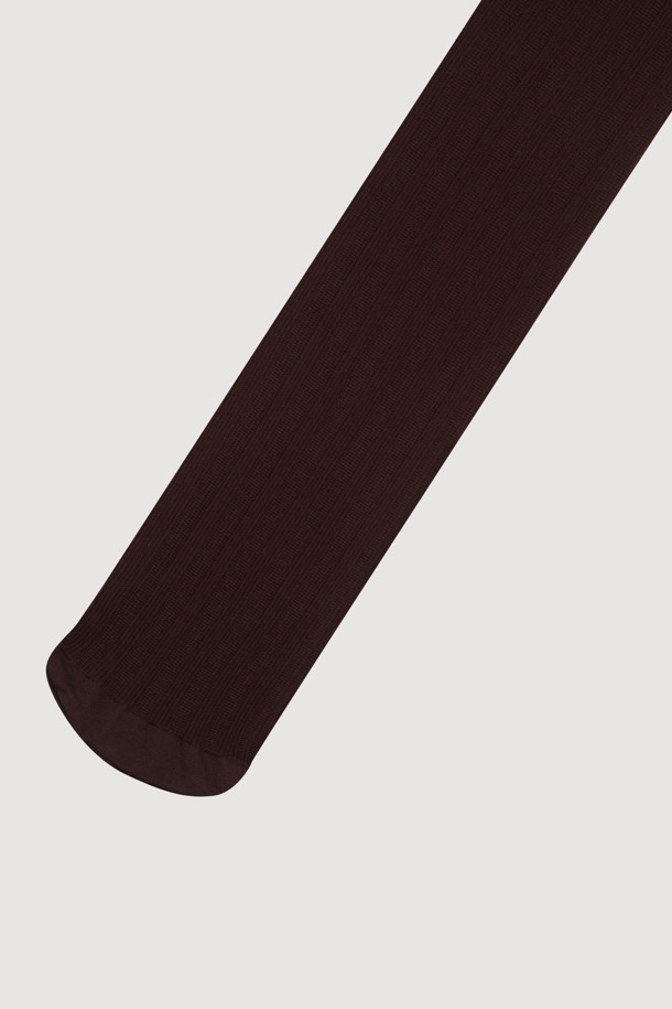 립 파이버러스 티슈 스타킹(와인)은 가을, 겨울 시즌에 어울리는 여성용 스타킹입니다. 부드러운 터치감과 편안한 착용감을 선사하며, 골지 디자인이 특징입니다. 나일론과 스판덱스 소재로 제작되어 신축성이 뛰어나고, 클래식, 미니멀, 시크한 스타일을 연출하기 좋습니다. 겨울 데일리룩, 오피스룩, 모임룩 등 다양한 TPO에 활용할 수 있는 웨어러블한 디자인입니다. 와인 컬러로 세련된 분위기를 더해줍니다.
