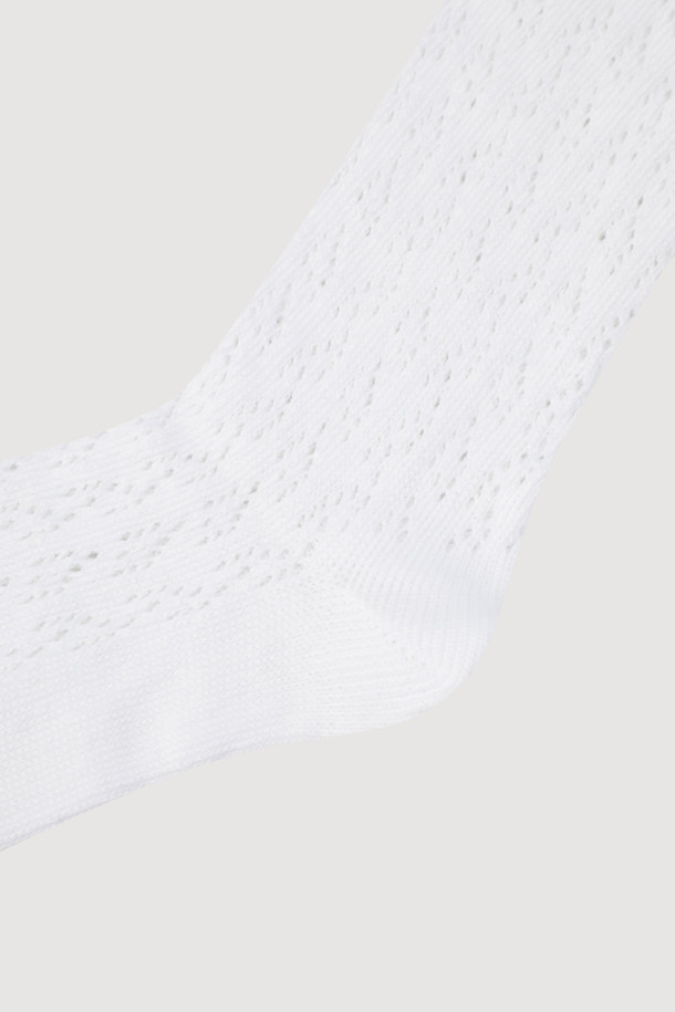 [Re-Order] A-리본 데코레이션 루미 삭스 (룸 양말)는 발목 상단 리본 디테일이 돋보이는 제품입니다. 화이트 컬러의 면 소재로 제작되어 사계절 내내 편안하게 착용할 수 있습니다. 캐주얼, 스트릿, 미니멀 스타일을 즐겨 입는 분들께 추천하며, 동네 마실룩이나 집콕룩에 포인트 아이템으로 활용하기 좋습니다. 조직감 있는 패턴으로 밋밋함을 덜어내고, 일상 속에서 개성을 드러낼 수 있습니다.
