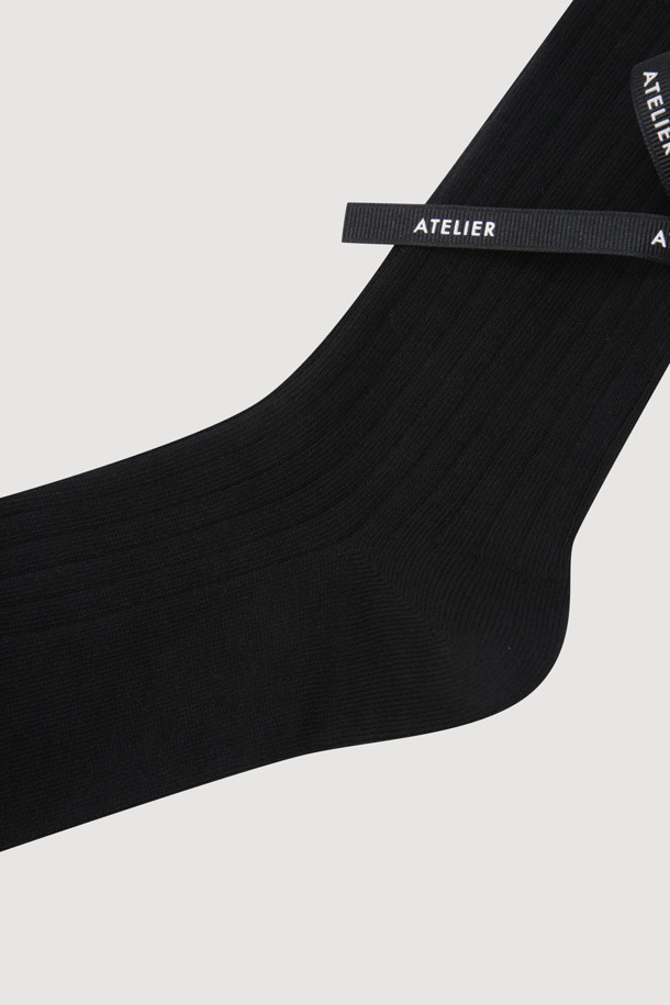 A-플라워 모티브 삭스(블랙)는 데이트룩, 카페룩에 어울리는 양말입니다. 면 소재로 제작되어 부드러운 촉감을 선사하며, 플라워 모티브 니트 테이프로 포인트를 더했습니다. 유니크 클래식, 스마트 캐주얼, 하이브리드 스타일을 연출하기에 좋으며, 골지 패턴으로 디자인되었습니다. 일상복에 센스 있는 포인트를 더할 수 있는 아이템입니다.
