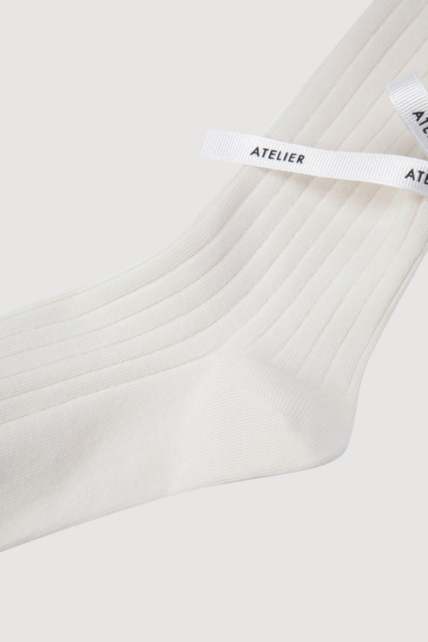 A-플라워 모티브 삭스(아이보리)는 부드러운 면 소재로 제작되어 편안한 착용감을 선사합니다. 플라워 패턴과 골지 디자인, 그리고 리본과 니트 테이프 디테일이 돋보이는 포인트 양말입니다. 얇은 두께감으로 사계절 내내 활용 가능하며, 캐주얼, 클래식, 미니멀 스타일 모두에 매치하기 좋습니다. 산책룩, 동네 마실룩, 집콕룩 등 다양한 TPO에 맞춰 활용해보세요. 아이보리 컬러로 어떤 룩에도 은은하게 포인트를 더해줍니다.
