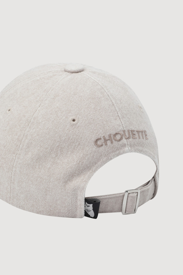 레터링 포인트 워싱 볼 캡(라이트 베이지)은 캐주얼하고 빈티지한 스타일을 연출하기 좋은 볼캡입니다. 부드러운 면 소재로 제작되어 편안한 착용감을 선사하며, 봄, 여름, 가을 시즌에 활용하기 좋습니다. 앞면의 럭키 레터링 자수 포인트와 워싱 디테일이 돋보이며, 후면의 버클을 통해 사이즈 조절이 가능합니다. 동네 마실룩, 산책룩, 봄 소풍룩 등 다양한 TPO에 활용하여 미니멀하면서도 개성 있는 스타일을 완성해보세요. 일반적인 챙 넓이와 모자 깊이로 부담 없이 착용할 수 있습니다.
