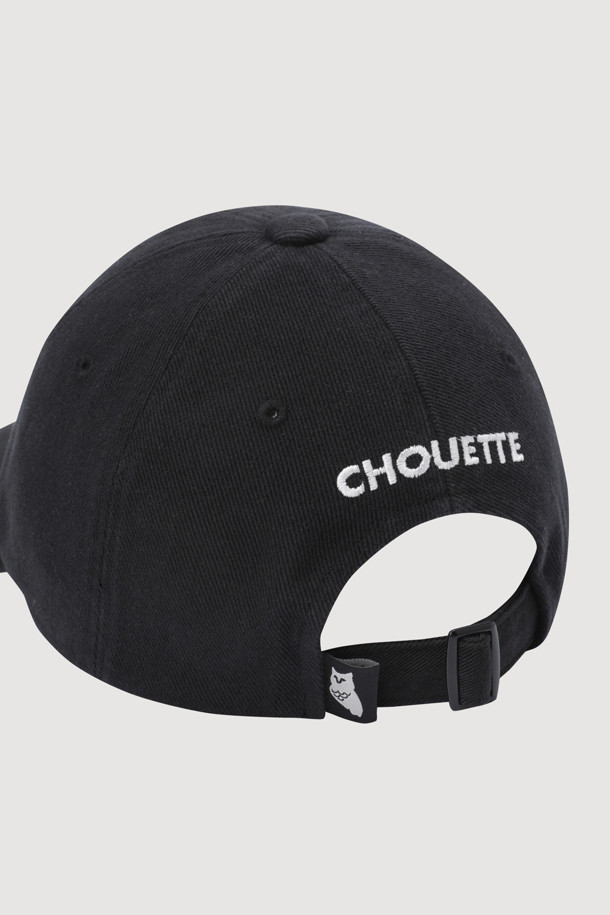 레터링 포인트 워싱 볼캡(블랙)은 캐주얼과 미니멀 스타일을 선호하는 분들을 위한 모자입니다. 부드러운 면 소재로 제작되어 편안한 착용감을 제공하며, 워싱 기법으로 자연스러운 빈티지 무드를 연출합니다. 챙 넓이와 모자 깊이는 일반적인 형태로, 다양한 스타일과 잘 어울립니다. 전면의 레터링 자수 포인트가 돋보이며, 후면 버클을 통해 사이즈 조절이 가능하여 누구나 편안하게 착용할 수 있습니다. 동네 마실룩, 산책룩, 봄 소풍룩에 안성맞춤인 아이템입니다.
