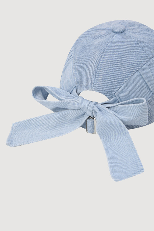 블루 컬러의 백 스트랩 포인트 데님 볼캡입니다. 데님 소재로 제작되어 캐주얼하고 스트릿한 스타일을 연출하기 좋습니다. 앞면 럭키 레터링 자수와 양 사이드 셔링 디테일이 디자인 포인트입니다. 뒷면 버클로 사이즈 조절이 가능하며, 끈으로 묶어 다양한 스타일을 낼 수 있습니다. 동네 마실룩, 산책룩, 봄 소풍룩에 매치하여 개성 있는 스타일을 완성해보세요.
