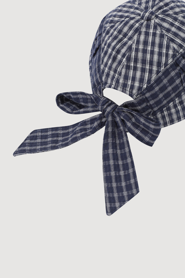 백 스트랩 포인트 데님 볼캡(멀티 컬러)은 캐주얼 및 스트리트 스타일을 즐기는 분들을 위한 모자입니다. 봄, 여름, 가을 계절에 착용하기 좋으며, 데님 소재와 멀티 컬러 체크 패턴으로 디자인되었습니다. 양 사이드 셔링 디테일과 앞면 레터링 자수, 뒷면 버클 사이즈 조절 및 끈 장식이 특징입니다. 일상생활에서의 동네 마실룩에 포인트를 더해줄 아이템입니다.
