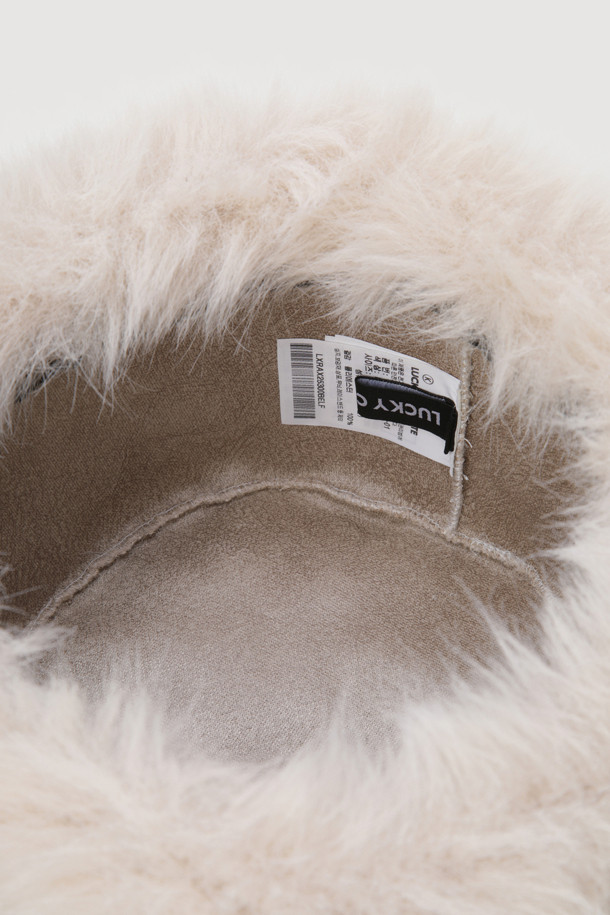 페이크 퍼 버킷 햇(라이트 베이지)은 부드러운 촉감과 두꺼운 두께로 포근함을 선사하는 벙거지 모자입니다. 깊은 모자 깊이와 넓은 챙으로 얼굴을 감싸 보온성을 높여줍니다. 안쪽에는 럭키슈에뜨 레터링 테이프가 디자인되어 있으며, 무지 디자인에 레터링 장식으로 포인트를 더했습니다. 캐주얼, 스트릿, 미니멀 스타일을 즐겨 입는 분들께 추천하며, 가을, 겨울철 데일리룩, 산책룩, 동네 마실룩에 활용하기 좋습니다.
