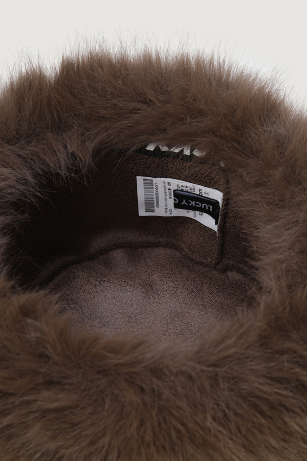 부드러운 페이크 퍼 소재의 브라운 컬러 '페이크 퍼' 벙거지 햇입니다. 깊은 모자 깊이와 넓은 챙으로 포근하고 스타일리시한 겨울 스타일을 연출할 수 있습니다. 캐주얼, 스트리트, 미니멀 룩에 잘 어울리며, 보온 기능을 갖춰 따뜻하게 착용 가능합니다. 안쪽 레터링 테이프 장식으로 포인트를 더했으며, 겨울 데일리룩, 산책룩, 여행룩에 매치하기 좋습니다.
