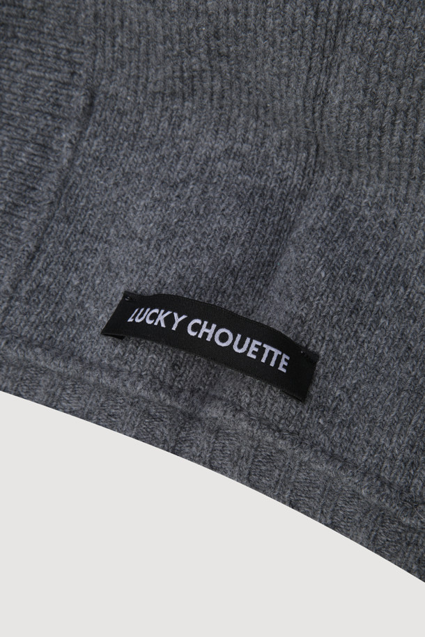 멜란지 그레이 컬러의 [Re-Order] 프릴 포인트 니트 발라클라바입니다. 부드러운 니트 소재로 제작되어 가을, 겨울철 따뜻하게 착용할 수 있습니다. 깊은 모자 깊이와 귀까지 덮는 디자인으로 보온성을 높였으며, 프릴과 리본 디테일이 여성스러운 포인트를 더합니다. 캐주얼, 미니멀, 클래식 스타일 모두에 잘 어울리는 활용도 높은 아이템입니다.
