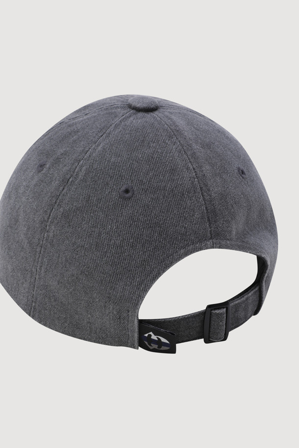 [Re-Order] 빈티지 레터링 워싱 볼 캡 (그레이)는 캐주얼하고 빈티지한 스타일을 연출하는 공용 볼캡입니다. 부드러운 면 소재로 제작되어 편안한 착용감을 선사하며, 봄, 여름, 가을 계절에 착용하기 좋습니다. 챙 넓이가 일반적이며, 앞면에는 럭키 레터링 자수, 워싱 처리, 후면에는 사이즈 조절 버클 디테일이 있습니다. 동네 마실룩이나 산책룩에 매치하여 스타일리시함을 더해보세요.
