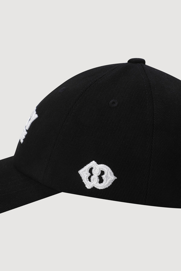 [Re-Order] 레터링 자수 볼캡은 일상, 산책룩, 여행룩 등 다양한 TPO에 활용 가능한 볼캡입니다. 캐주얼, 미니멀, 클래식 스타일을 즐겨 입는 분들께 추천하며, 부드러운 촉감의 면 소재로 제작되어 편안한 착용감을 선사합니다. 모자 앞면에는 레터링 자수가, 측면에는 엠블럼 자수가 놓여 세련된 디자인을 완성합니다. 고밀도 10수 트윌 소재를 사용하여 튼튼하며, 후면 사이즈 조절 버클로 편리하게 핏을 조절할 수 있습니다. 블랙 색상으로 어떤 스타일에도 쉽게 매치할 수 있는 데일리 아이템입니다.
