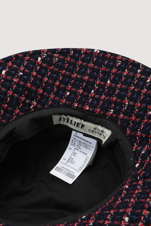 A-String Point(A 스트링 포인트) 트위드 버킷 햇(네이비)은 럭키슈에뜨 체크 패턴의 트위드 소재와 울 50% 함유로 제작되어 가을, 겨울철 따뜻함과 스타일을 동시에 잡을 수 있는 모자입니다. 넓은 챙과 니트 끈 디테일이 특징이며, 아틀리에 라벨로 포인트를 더했습니다. 클래식, 스트리트, 캐주얼 스타일을 아우르며, 겨울 데일리룩, 모임룩, 카페룩 등 다양한 TPO에 활용하기 좋습니다. 올뜯김 및 필링에 주의하여 착용하면 오랫동안 멋을 유지할 수 있습니다.
