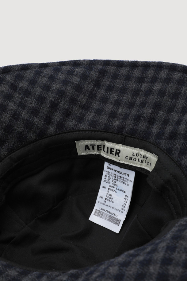 A-String(에이-스트링) Point(포인트) 트위드 버킷햇(멀티 컬러)는 럭키슈에뜨 체크 패턴의 트위드 소재로 제작되어 가을, 겨울에 착용하기 좋은 모자입니다. 울 50% 함유로 보온성을 높였으며, 넓은 챙과 니트 끈, 라벨 디자인 장식으로 포인트를 더했습니다. 클래식, 캐주얼, 미니멀 스타일을 즐겨 입는 분들께 가을 나들이룩, 겨울 데일리룩, 쇼핑룩의 포인트 아이템으로 추천합니다. 올뜯김과 필링에 주의하여 관리해주세요.
