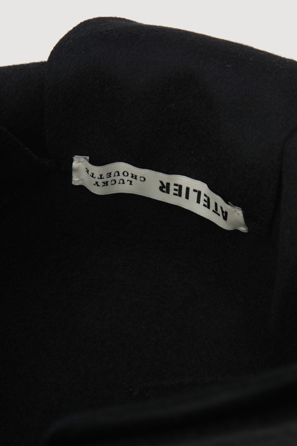 A-Felt 이어머프 햇(블랙)은 부드러운 펠트 소재로 제작되어 포근한 착용감을 선사하는 벙거지 모자입니다. 깊은 모자 깊이와 중간 챙 넓이로 안정적인 핏을 제공하며, 귀도리와 라벨 장식이 디자인 포인트입니다. 무지 디자인에 두꺼운 두께감으로 보온성을 높여 겨울철 데일리룩과 산책룩에 활용하기 좋습니다. 캐주얼, 클래식, 미니멀 스타일을 모두 아우르는 프리사이즈의 가벼운 모자로 편안하게 착용할 수 있습니다.
