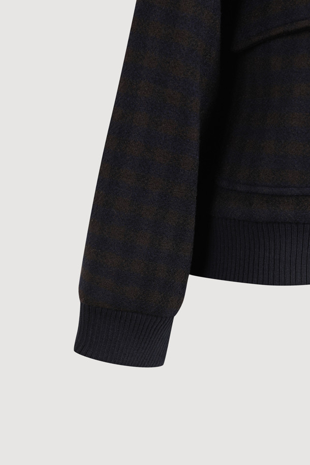 세련된 블랙 컬러의 체크 블루종 하프 코트입니다. 가을, 겨울 시즌에 어울리는 캐주얼 스타일로, 일상에서의 편안함을 추구하는 여성분들께 추천합니다. 큼직한 칼라와 패치 포켓, 리브 소맷단 및 밑단 디테일이 돋보이며, 스냅 버튼 여밈 방식으로 간편하게 착용할 수 있습니다. 레귤러 핏에 하프 기장으로, 가을 나들이룩, 겨울 데일리룩, 데이트룩 등 다양한 TPO에 맞춰 클래식하고 미니멀한 스타일을 연출해보세요.
