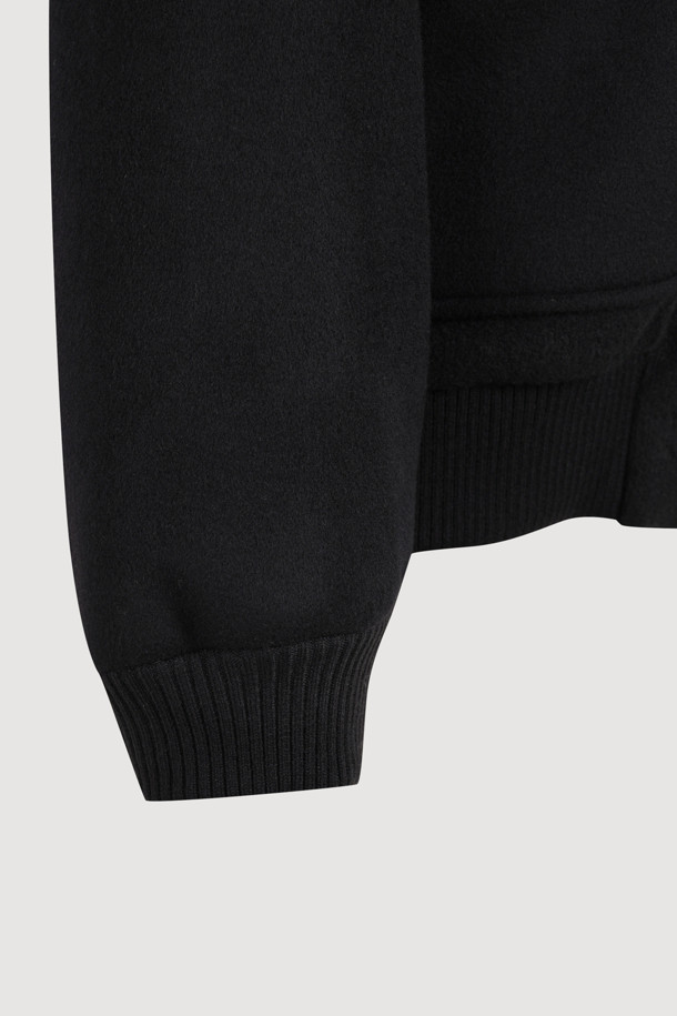 블랙 컬러의 와이드 칼라 하프 코트입니다. 울과 캐시미어 소재로 제작되어 부드러운 촉감을 선사하며, 두꺼운 두께감으로 가을, 겨울 시즌에 따뜻하게 착용할 수 있습니다. 레귤러핏으로 제작되었으며, 스냅 버튼 여밈 방식에 플랩 포켓과 리브 짜임 밑단 디테일이 돋보입니다. 클래식하고 미니멀한 디자인으로 출근룩, 겨울 데일리룩, 오피스룩 등 다양한 TPO에 활용하기 좋습니다. 와이드 칼라 디자인이 시크한 스타일을 연출합니다.
