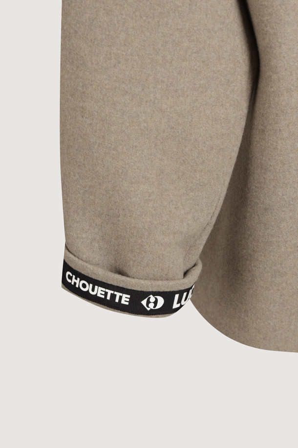 후드 스트랩 포인트 하프 코트는 부드러운 울과 캐시미어 혼방 소재로 제작되어 가을, 겨울 시즌 따뜻하게 착용할 수 있는 여성용 코트입니다. 베이지 컬러의 무지 디자인으로, 캐주얼, 클래식, 미니멀한 스타일 모두 소화 가능하며 일상, 산책, 카페 등 다양한 TPO에 활용할 수 있습니다. 오버핏의 하프 기장으로 편안한 착용감을 선사하며, 와이드 후드, 비죠 장식, 아웃포켓 디테일이 특징입니다. 버튼 여밈 방식과 긴 소매 기장으로 보온성을 높였으며, 부드러운 촉감으로 편안하게 즐길 수 있습니다.
