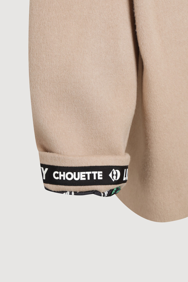 후드 스트랩 포인트 하프 코트는 가을, 겨울 시즌에 어울리는 캐주얼 스타일의 오버핏 코트입니다. 부드러운 울과 캐시미어 혼방 소재로 제작되어 뛰어난 촉감을 자랑하며, 비죠 여밈 방식과 아웃포켓 디테일이 돋보입니다. 와이드 후드가 적용되어 편안함과 스타일리시함을 동시에 잡았으며, 하프 기장으로 활동성을 높였습니다. 일상, 산책, 동네 마실룩 등 다양한 TPO에 활용 가능하며, 미니멀하고 클래식한 스타일을 연출하기 좋습니다. 베이지 색상으로 어떤 옷에도 쉽게 매치할 수 있어 활용도가 높습니다.
