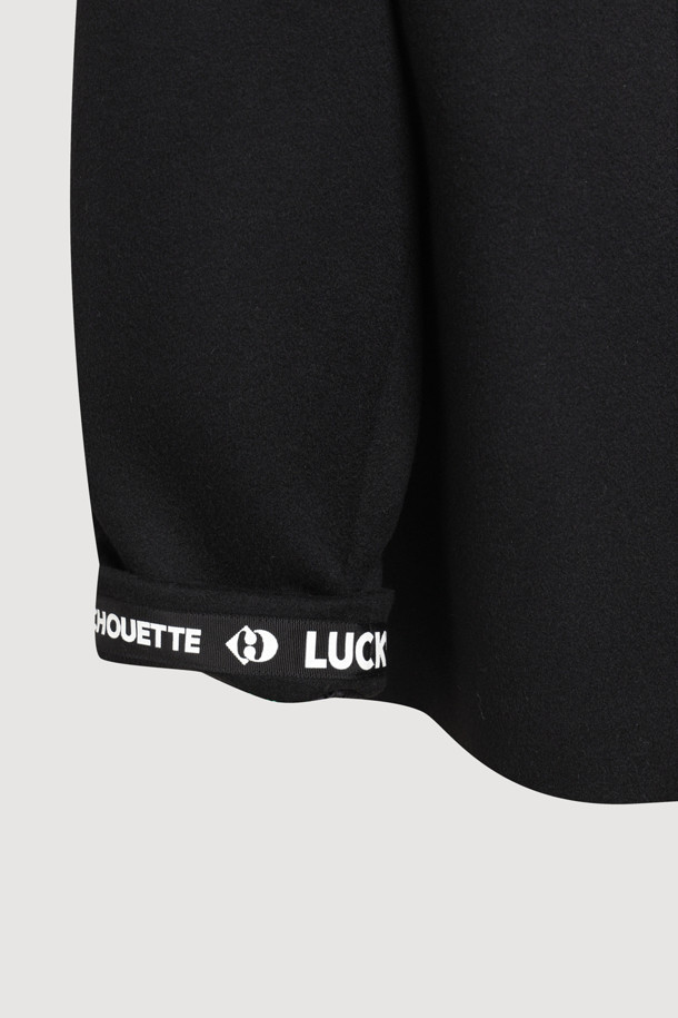 후드 스트랩 포인트 하프 코트는 부드러운 울과 캐시미어 혼방 소재로 제작되어 가을, 겨울 시즌에 착용하기 좋은 여성용 코트입니다. 캐주얼하고 미니멀한 스타일을 연출하며, 무지 패턴의 블랙 컬러로 어떤 룩에도 쉽게 매치할 수 있습니다. 오버핏 디자인에 와이드 후드, 비죠 장식 여밈, 양옆 아웃포켓 디테일이 더해져 실용성과 디자인을 모두 갖췄습니다. 하프 기장의 넉넉한 핏으로 겨울 데일리룩, 쇼핑룩, 카페룩 등 다양한 TPO에 활용할 수 있으며, 클래식한 무드까지 더했습니다.
