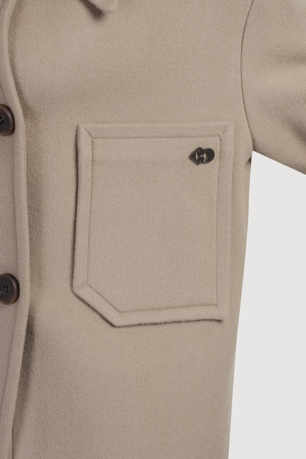 베이직한 디자인과 부드러운 촉감이 돋보이는 울 하프 코트입니다. 가을, 겨울 시즌 여성 의류로, 미니멀하고 시크한 스타일을 연출하기 좋습니다. 레귤러핏으로 제작되었으며, 하프 기장과 긴 소매가 특징입니다. 가슴 포켓과 사이드 포켓이 있어 실용성을 더했으며, 버튼 여밈 방식으로 편안하게 착용할 수 있습니다. 겨울 데일리룩, 출근룩, 오피스룩 등 다양한 TPO에 활용하여 클래식한 분위기를 완성해보세요.
