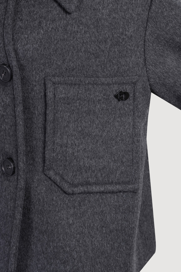 울 하프 코트는 여성용 아우터로, 가을과 겨울에 착용하기 좋은 두꺼운 울 소재의 하프 코트입니다. 미니멀하고 베이직한 스타일로, 톤 다운된 그레이 컬러와 무지 디자인이 특징입니다. 긴소매에 레귤러핏으로 제작되었으며, 버튼 여밈 방식과 가슴 및 사이드 포켓 디테일이 돋보입니다. 출근룩, 겨울 데일리룩, 오피스룩 등 다양한 TPO에 활용 가능한 클래식, 미니멀, 시크 스타일의 코트입니다.
