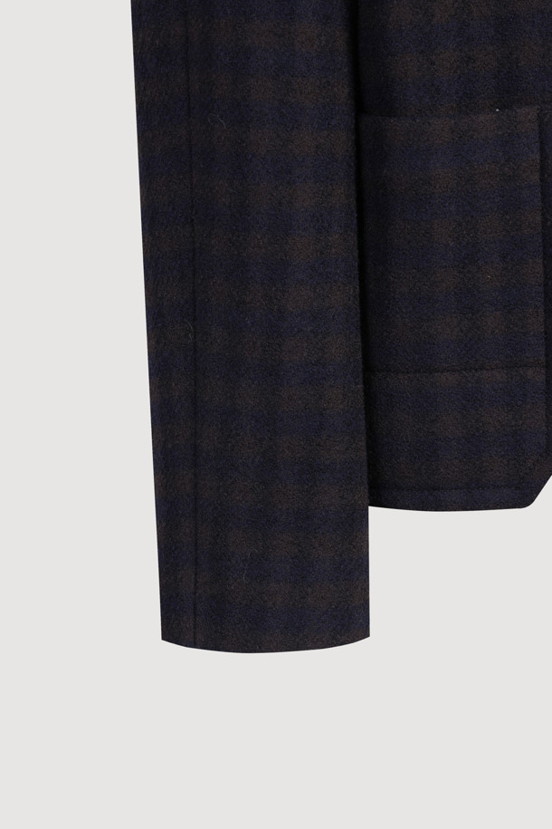 차분하고 세련된 무드의 울 하프 코트입니다. 블랙 컬러에 클래식한 체크 패턴이 돋보이며, 베이직한 디자인으로 유행을 타지 않아 오랫동안 즐겨 입을 수 있습니다. 가을, 겨울 시즌에 적합하며, 두꺼운 울 소재로 제작되어 따뜻함을 선사합니다. 출근룩, 오피스룩, 겨울 데일리룩 등 다양한 TPO에 활용 가능하며, 레귤러핏으로 편안한 착용감을 제공합니다. 하프 기장의 코트로, 가슴 포켓과 사이드 포켓 디테일로 실용성을 더했습니다.
