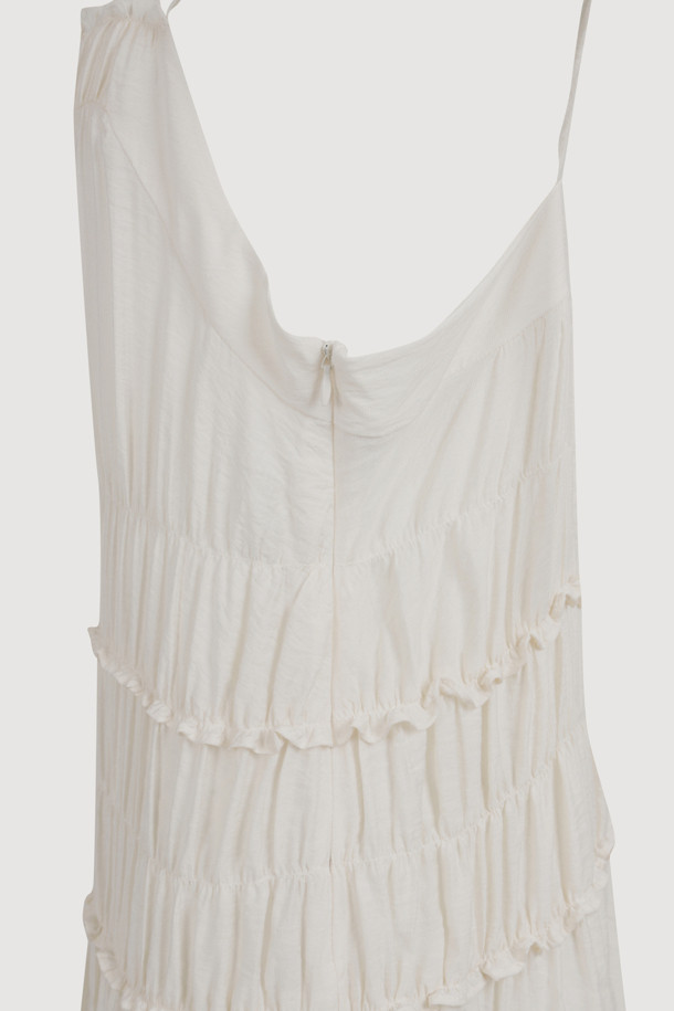 프릴 민소매 드레스는 우아하고 페미닌한 무드를 연출하는 여성용 슬리브리스 드레스입니다. 화이트 컬러의 맥시 기장 플리츠 스커트 디자인으로, 데이트룩, 카페룩, 휴가룩 등 다양한 TPO에 활용하기 좋습니다. 스퀘어넥 라인과 조절 가능한 어깨 스트랩, 밑단 슬릿 디테일이 특징이며, 사이드 지퍼로 편안하게 착용할 수 있습니다. 클래식, 미니멀, 로맨틱 스타일을 모두 아우르며, 프릴 디테일이 여성스러운 매력을 더합니다. 봄, 여름 시즌에 어울리는 아이템입니다.
