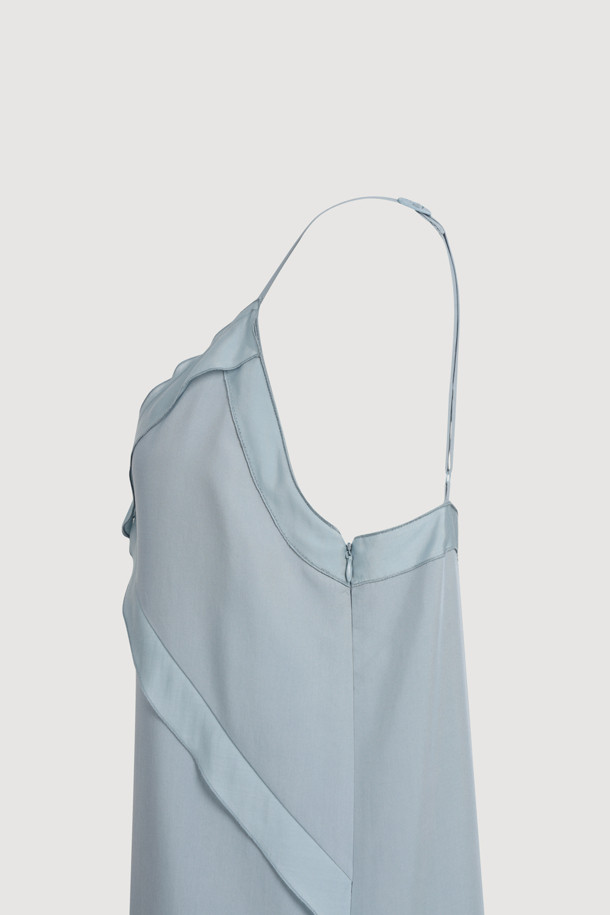 플리츠 민소매 원피스는 페미닌한 무드를 연출하는 여성 의류입니다. 산뜻한 민트 컬러가 돋보이며, 브이넥 디자인과 어깨 스트랩 조절 기능으로 편안하게 착용할 수 있습니다. 플레어 치마 타입과 플리츠 디테일이 더해져 여성스러운 실루엣을 강조하며, 사이드 지퍼로 간편하게 탈착 가능합니다. 데이트룩, 카페룩, 여행룩 등 다양한 TPO에 활용 가능하며, 클래식하고 미니멀한 스타일을 연출하기 좋습니다.
