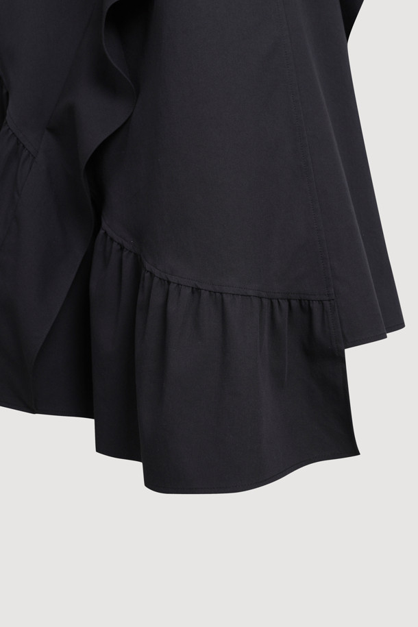 프릴 포인트 드레스 (라이트 블랙)는 우아한 스타일을 연출하는 여성용 원피스입니다. 봄, 여름에 어울리는 A라인 핏과 하프 소매 기장으로 시원하고 편안하게 착용할 수 있습니다. 스탠드 칼라와 버튼 여밈, 프릴 디테일이 더해져 로맨틱하고 클래식한 분위기를 자아냅니다. 데이트룩, 카페룩, 모임룩 등 다양한 TPO에 활용하기 좋으며, 루즈핏으로 편안한 착용감을 선사합니다. 라이트 블랙 컬러의 무지 패턴으로 어떤 스타일에도 쉽게 매치할 수 있습니다.
