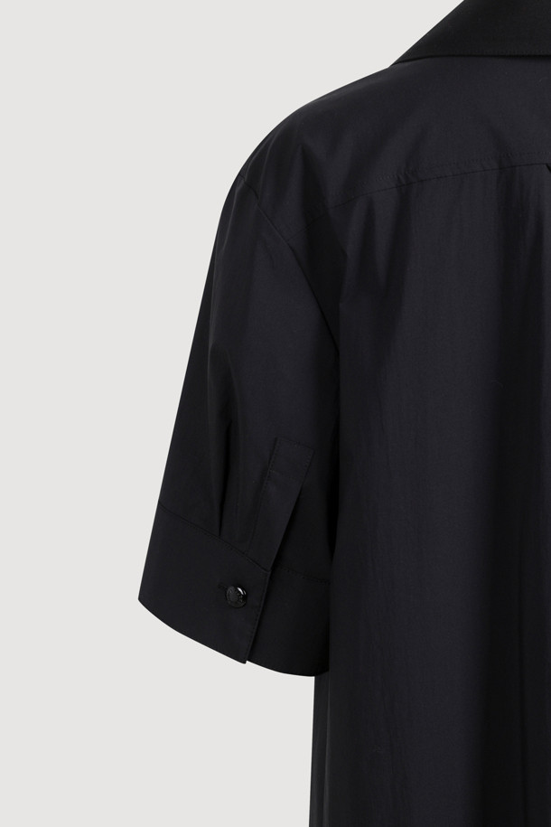 하프 슬리브 셔츠 원피스는 미니멀하고 베이직한 스타일의 여성용 원피스입니다. 봄, 여름 계절에 어울리며, 블랙 컬러의 무지 디자인으로 제작되었습니다. 셔츠 칼라와 반소매 기장으로 단정함을 더하고, 루즈핏과 A라인 치마핏으로 편안한 착용감을 선사합니다. 중앙 플리츠 주름, 넥라인 뒷면 트임, 언밸런스 버튼 디자인, 양옆 포켓, 턴업 소매, 뒷면 하단 중앙 슬릿 등의 디테일이 돋보입니다. 데이트룩, 카페룩, 캐주얼, 클래식 스타일을 연출하기 좋습니다.
