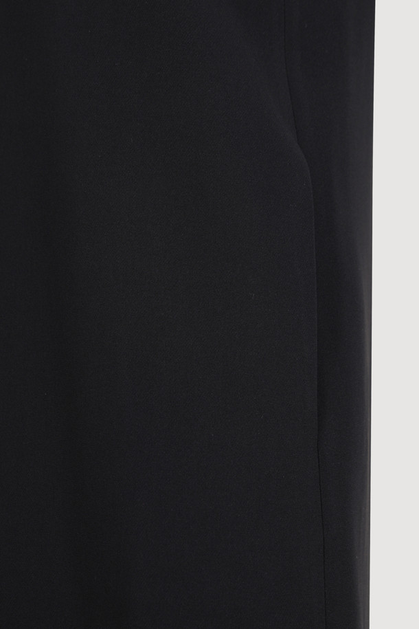 Puff Block 메탈 심볼 드레스 (다크 블랙)는 모던한 스타일의 여성 미니 원피스입니다. 다크 블랙 컬러의 무지 디자인으로, 사계절 내내 활용 가능합니다. 라운드넥 디자인에 배색 퍼프 소매가 특징이며, 메탈 심볼 디테일이 세련된 포인트를 더합니다. 뒷면 넥 라인 스냅 버튼과 지퍼 여밈으로 편안한 착용감을 선사하며, 양옆 포켓으로 실용성을 높였습니다. 데이트룩, 모임룩, 카페룩 등 다양한 TPO에 클래식, 미니멀, 시크한 스타일로 연출해보세요.
