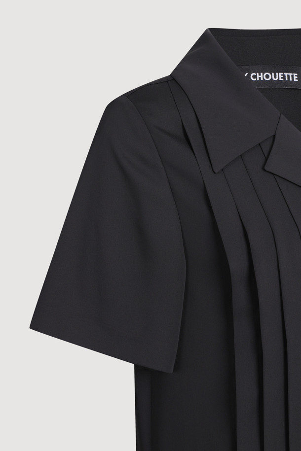 3 버튼 플리츠 드레스 (블랙)는 여성스러움을 강조하는 플리츠 디자인의 롱 기장 원피스입니다. 테일러드 칼라와 3버튼 여밈 디테일이 클래식하면서도 미니멀한 무드를 연출합니다. 뒷면 요크 디테일이 은은한 포인트를 더하며, 블랙 컬러로 어떤 자리에도 잘 어울리는 시크한 스타일을 완성합니다. 오피스룩, 모임룩, 데이트룩 등 다양한 TPO에 맞춰 활용할 수 있는 사계절 필수 아이템입니다. 일자핏으로 편안하면서도 세련된 실루엣을 선사합니다.
