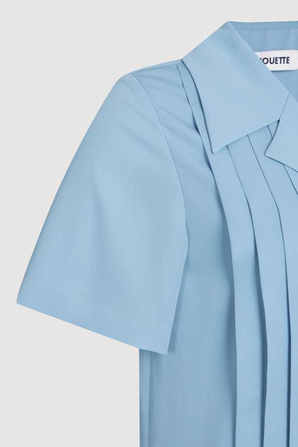 3 버튼 플리츠 드레스 (블루)는 클래식하고 미니멀한 스타일을 추구하는 여성 고객을 위한 플리츠 원피스입니다. 테일러드 네크라인과 3버튼 여밈, 요크 디테일이 특징이며, 일자핏의 롱 기장으로 디자인되었습니다. 봄, 여름 시즌에 어울리는 반소매 디자인이며, 데이트룩, 카페룩, 모임룩 등 다양한 TPO에 활용할 수 있습니다. 차분한 블루 컬러의 무지 원피스로, 세련된 분위기를 연출합니다.
