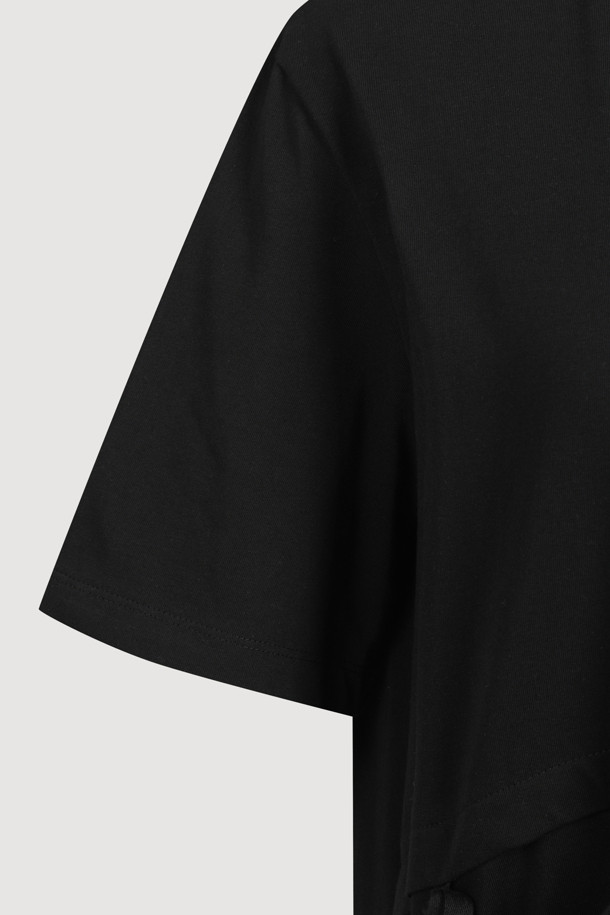 리본 롱 저지 반소매 원피스는 캐주얼한 스타일을 추구하는 여성분을 위한 아이템입니다. 부드러운 면 소재로 제작되어 봄, 여름 시즌에 편안하게 착용할 수 있습니다. 무지 블랙 컬러에 정면과 후면에 리본 디테일이 더해져 여성스러운 포인트를 줍니다. 레귤러핏으로 편안한 착용감을 선사하며, 사이드 포켓이 있어 실용성까지 갖추었습니다. 동네 마실룩, 데이트룩 등 다양한 TPO에 활용 가능하며, 미니멀, 클래식한 스타일을 연출하기 좋습니다.
