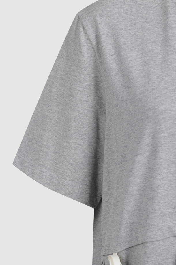 리본 롱 저지 반소매 원피스는 부드러운 면 소재의 H라인 롱 원피스입니다. 캐주얼한 무드의 그레이 컬러 무지 디자인으로, 봄, 여름 계절에 시원하게 착용하기 좋습니다. 라운드넥에 반소매 기장이며, 리본 디테일이 여성스러움을 더합니다. 동네 마실룩, 산책룩, 여행룩 등 다양한 TPO에 어울리는 활용도 높은 아이템입니다. 사이드 포켓이 있어 실용성을 높였으며, 아울렛 전용 제품으로 만나보실 수 있습니다.
