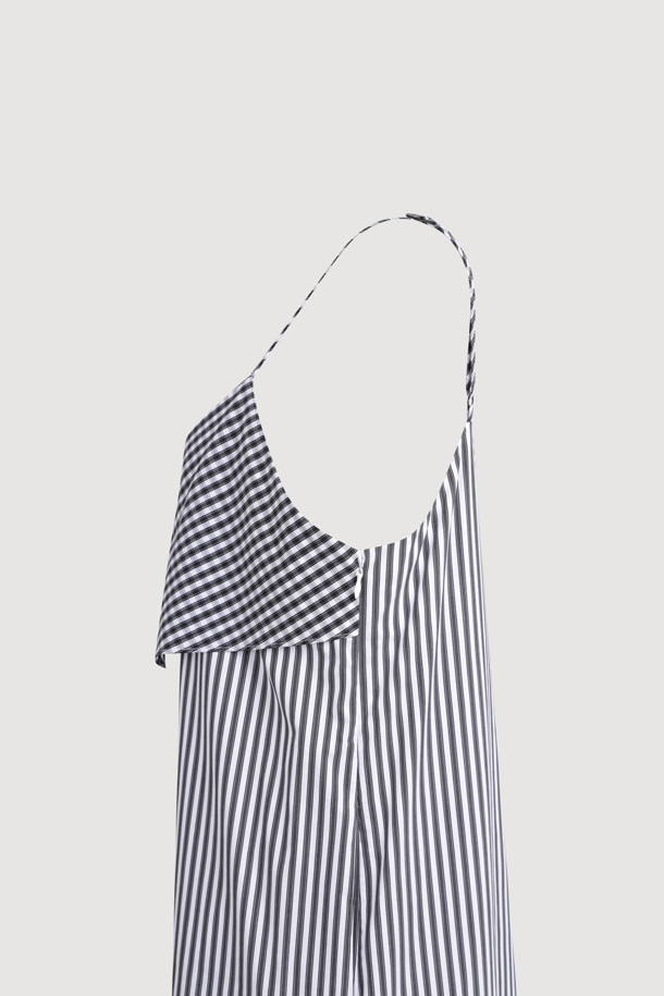 **스트라이프 체크 혼방 민소매 원피스 (블랙)**

러블리한 무드의 여성용 슬리브리스 드레스입니다. 블랙과 화이트 컬러의 스트라이프와 체크 패턴이 혼합되어 유니크한 디자인을 선사합니다. A라인 치마핏과 티어드 타입의 치마가 여성스러운 실루엣을 연출하며, 어깨 스트랩 길이 조절이 가능하여 편안하게 착용할 수 있습니다. 넓은 넥라인과 암홀, 리본 디테일이 사랑스러운 포인트를 더합니다. 데이트룩, 카페룩, 여행룩 등 다양한 TPO에 어울리는 로맨틱, 걸리시, 미니멀 스타일의 원피스입니다.
