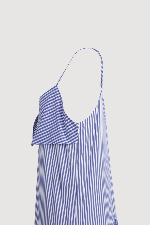 블루 컬러의 스트라이프와 체크 패턴이 혼합된 슬리브리스 드레스입니다. 사랑스러운 무드의 플레어 치마 디자인으로, 어깨 스트랩 길이 조절이 가능하여 편안하게 착용할 수 있습니다. 스퀘어넥 라인과 리본 디테일이 여성스러운 포인트를 더합니다. 데이트룩, 카페룩, 휴가룩 등 다양한 TPO에 로맨틱, 리조트, 걸리시 스타일을 연출하기 좋습니다. 여름 시즌에 어울리는 민소매 디자인으로 시원하게 즐길 수 있으며, 티어드 치마핏이 경쾌함을 더합니다.
