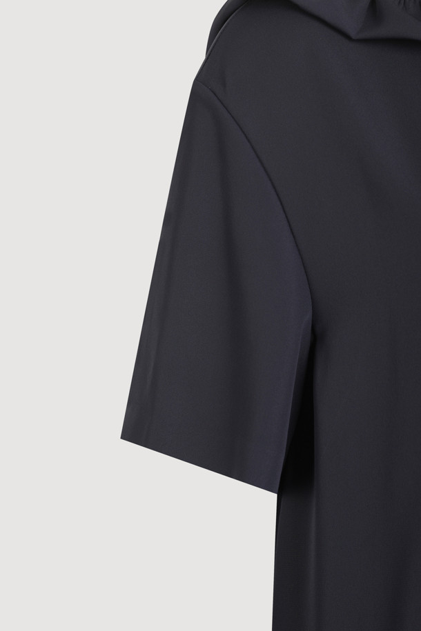 심플함 속에 세련된 매력을 담은 셔링 후드 플리츠 롱 드레스입니다. 부드러운 플리츠 스커트와 후드 디자인의 조화가 캐주얼하면서도 여성스러운 분위기를 연출합니다. 후드 스트랩으로 핏 조절이 가능하며, 옆트임 디테일과 로고 테이프가 은은한 포인트를 더합니다. 안감이 있어 편안하게 착용 가능하며, 풀오버 디자인으로 간편하게 스타일링할 수 있습니다. 동네 마실룩, 여행룩, 휴가룩 등 다양한 상황에 활용할 수 있는 미니멀한 블랙 원피스입니다.
