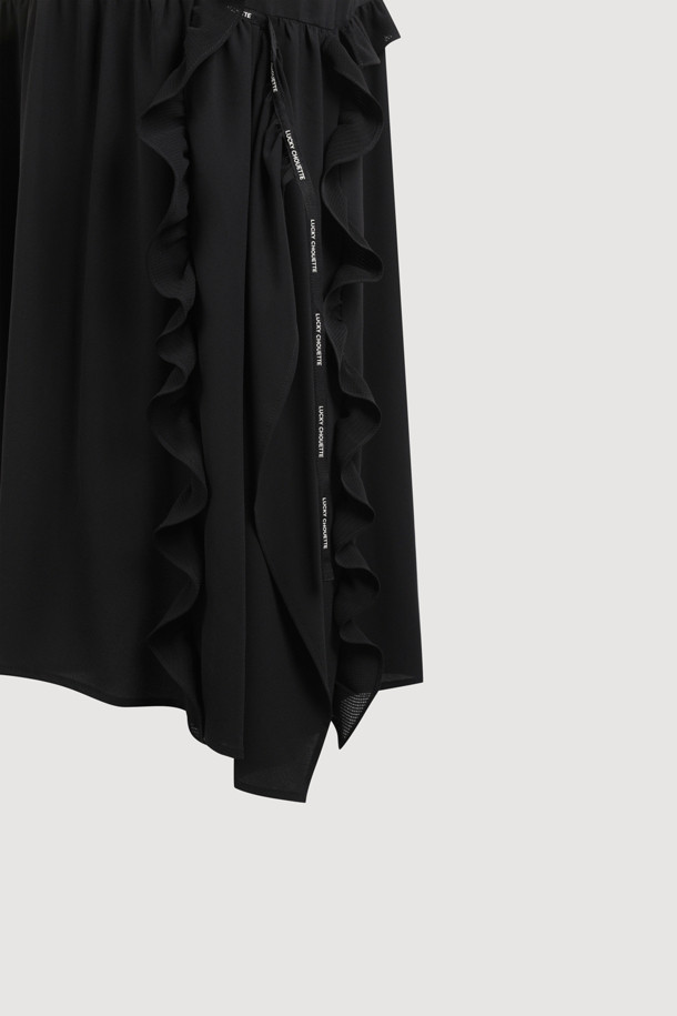 깊은 브이넥 러플 롱 드레스는 우아하고 페미닌한 스타일을 연출하는 여성 롱 원피스입니다. 부드러운 촉감의 얇은 두께감으로 봄, 여름 시즌에 시원하게 착용할 수 있습니다. 브이넥 디자인과 민소매, 루즈핏으로 편안하면서도 여성스러운 실루엣을 자랑합니다. 러플 디테일, 허리 및 등판 셔링, 로고 테이프 패널로 포인트를 더했으며, 양옆 포켓과 깊은 암홀로 실용성을 높였습니다. 데이트룩, 카페룩, 모임룩 등 다양한 TPO에 클래식, 미니멀, 로맨틱 스타일로 연출해보세요.
