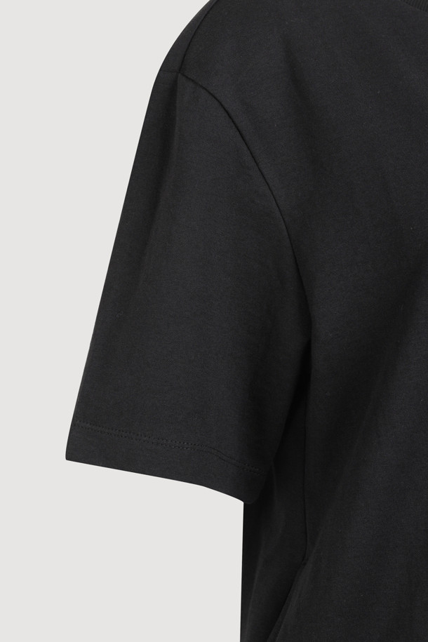 데님 소재에 밑단 러플 디테일이 여성스러운 "타이드 데님 블록 미디 드레스"입니다. 블랙과 데님블루 두 가지 색상으로 만나보실 수 있으며, 데이트룩, 카페룩, 여행룩 등 다양한 TPO에 활용하기 좋습니다. 캐주얼, 로맨틱, 미니멀 스타일을 즐기는 여성분들께 추천하며, 코튼과 데님 우븐 소재 믹스로 부드러운 촉감을 선사합니다. 립 넥 라인과 스트랩 디테일, 양옆 포켓으로 디자인뿐만 아니라 실용성까지 갖춘 민소매 미디 원피스입니다.
