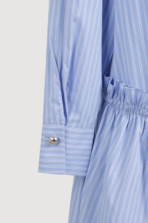 블루와 화이트 스트라이프 패턴이 시원한 느낌을 주는 셔츠 원피스입니다. 부드러운 면 혼방 소재로 제작되어 편안한 착용감을 선사하며, 허리 러플 스트링 디테일이 여성스러운 실루엣을 연출합니다. 오픈 카라 디자인과 반소매 기장으로 캐주얼한 분위기를 더하고, 히든 버튼과 소매단 버튼, 바스트 자수 디테일이 돋보입니다. A라인 플레어 스커트 핏으로 데이트룩, 카페룩, 봄 소풍룩 등 다양한 TPO에 활용하기 좋습니다. 미니멀, 캐주얼, 클래식 무드를 동시에 즐길 수 있는 셔츠 원피스로, 루즈핏으로 편안하게 착용할 수 있습니다.
