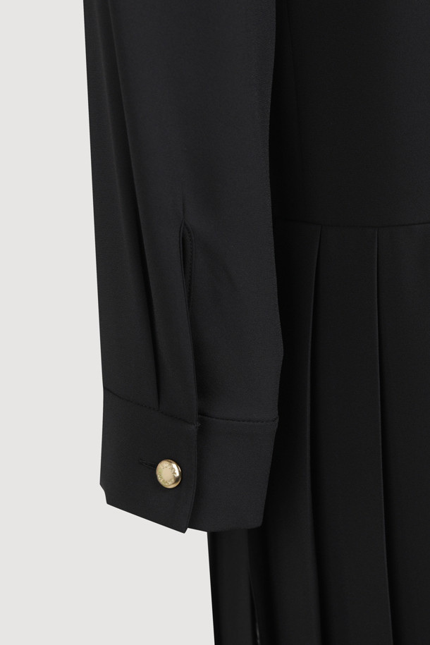 블랙 색상의 플리츠 더블 버튼 롱 드레스입니다. 라운드 넥 디자인에 루즈핏으로 편안하게 착용 가능하며, 안감이 있어 비침 걱정 없이 입을 수 있습니다. 봄, 가을에 어울리는 긴소매 스타일로, 우아하고 클래식한 분위기를 연출합니다. 구김이 적은 폴리에스테르 소재로 제작되었으며, 트임과 소맷단 버튼, 로고 테이프 디테일로 포인트를 더했습니다. 오피스룩, 모임룩, 소개팅룩 등 다양한 TPO에 미니멀하고 시크한 스타일을 연출해보세요.
