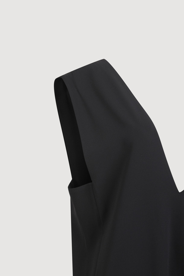 깊은 브이넥 플리츠 롱 드레스는 우아한 스타일을 연출하는 여성 의류입니다. 데이트룩, 모임룩, 카페룩에 어울리는 클래식, 미니멀, 시크 스타일의 디자인입니다. 블랙 컬러의 무지 디자인이며, 민소매 기장으로 시원하게 착용할 수 있습니다. 루즈핏으로 편안하며, 넓은 브이넥과 깊은 암홀, 아웃포켓 디테일이 특징입니다. 통기성이 우수하며, 옆트임과 로고 테이프 디테일로 포인트를 더했습니다. 안감이 있어 비침 걱정 없이 착용 가능합니다.
