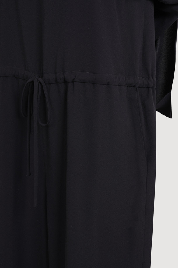 레이어드 오버롤 점프수트 (블랙)는 여성스러운 매력을 강조하는 데이트룩, 카페룩, 휴가룩에 어울리는 아이템입니다. 시크하고 미니멀한, 그리고 로맨틱한 스타일을 연출할 수 있습니다. 어깨 스트랩 디자인과 상단 레이어드 디테일로 세련된 느낌을 더하며, 이너 레이어드하여 다양한 스타일을 시도할 수 있습니다. 실키한 촉감과 무지 패턴, 블랙 컬러가 어우러져 고급스러운 분위기를 자아냅니다. 골드 엠블럼 메탈 장식이 포인트로 더해져, 특별한 날 당신의 스타일을 완성해 줄 것입니다.
