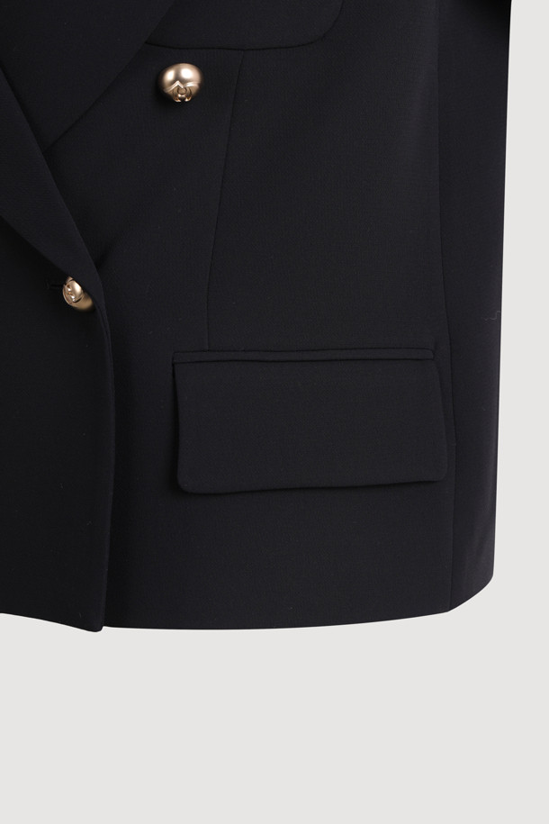 로고 더블 버튼 재킷은 여성 고객을 위한 클래식하고 미니멀한 스타일의 자켓입니다. 봄, 가을 시즌에 적합하며, 블랙 컬러의 레귤러 핏으로 제작되었습니다. 더블브레스티드 코트 타입에 어깨 내장캡, 피크드 칼라, 가슴 포켓, 사이드 포켓 디테일이 돋보입니다.  일상, 오피스룩, 출근룩, 모임룩 등 다양한 TPO에 시크하게 연출할 수 있습니다. 긴 소매 기장의 로고 패턴 자켓으로 세련된 스타일을 완성해보세요.
