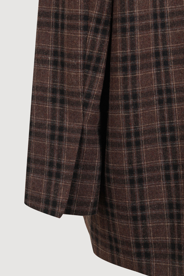 브라운 컬러의 빈티지 패턴 더블 울 재킷입니다. 숄더패드와 피크드라펠 디테일이 클래식한 무드를 자아내며, 로고 패턴 안감으로 고급스러움을 더했습니다. 가을, 겨울 시즌 오피스룩, 모임룩, 데일리룩에 활용하기 좋은 아이템입니다. 두꺼운 울 소재의 레귤러핏 재킷으로, 더블 버튼 여밈 방식과 긴 소매 기장이 특징입니다. 체크 패턴이 빈티지 스타일을 강조하며 시크하고 미니멀한 룩을 연출합니다.

