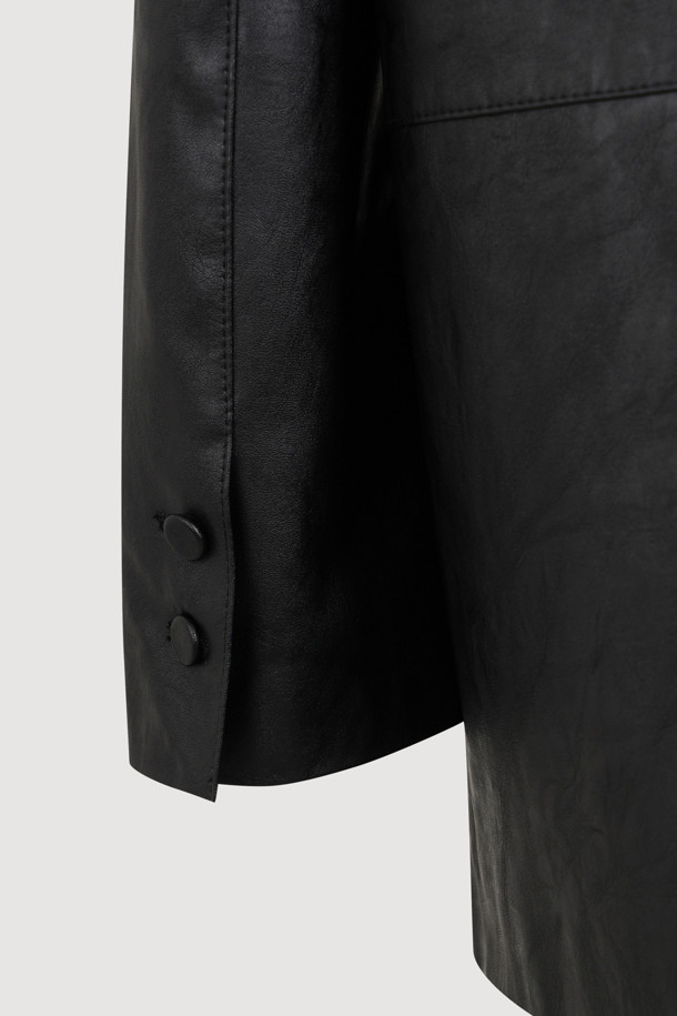 세련된 무드의 여성용 칼라리스 페이크 레더 재킷입니다. 미니멀하고 모던한 디자인으로, 봄, 가을 시즌 데이트룩, 모임룩, 가을 나들이룩에 활용하기 좋습니다. 블랙 컬러의 무지 디자인에 두꺼운 인조 가죽 소재로 제작되었으며, 레귤러 핏과 긴 소매 기장으로 편안하게 착용할 수 있습니다. 싱글 버튼 여밈 방식에 소맷단 2버튼, 바스트 포켓, 아웃포켓, 로고 디테일, 뒷트임, 안감 디자인 등 섬세한 디테일이 돋보입니다. 클래식하고 시크한 스타일을 연출해보세요.
