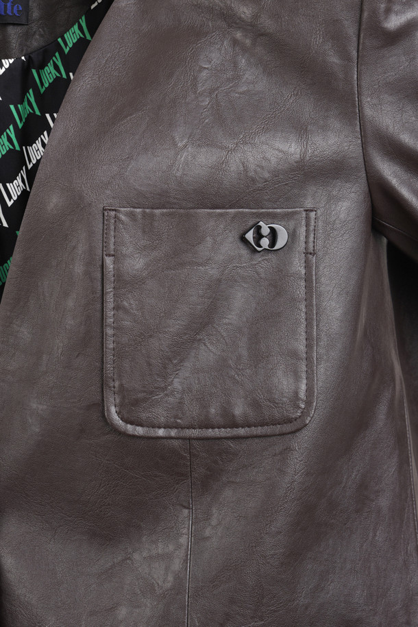 세련된 무드를 연출하는 칼라리스 페이크 레더 재킷입니다. 부드러운 인조가죽 소재로 제작되어 편안한 착용감을 선사하며, 브라운 컬러가 미니멀하고 모던한 스타일을 완성합니다. 봄, 가을 시즌에 적합하며, 레귤러 핏과 싱글 버튼 여밈으로 깔끔한 실루엣을 연출합니다. 데이트룩, 모임룩 등 다양한 TPO에 활용 가능하며, 포켓 디테일, 뒷트임, 소매 버튼, 로고 디테일이 더해져 시크하고 클래식한 매력을 더합니다.
